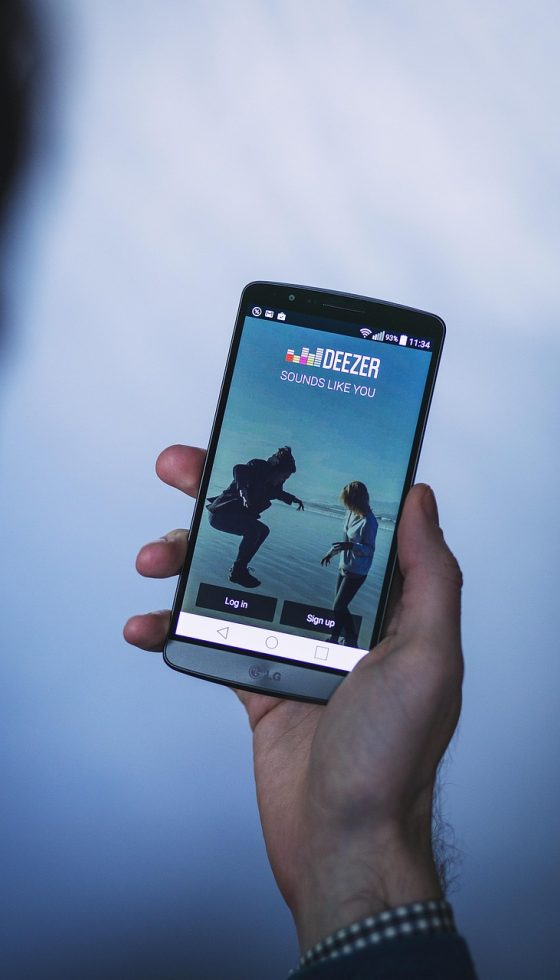 问鼎188 App 首页界面竖屏截图，深灰背景上排列着最近阅读条目卡片与橙色高亮标签，整体氛围安静克制